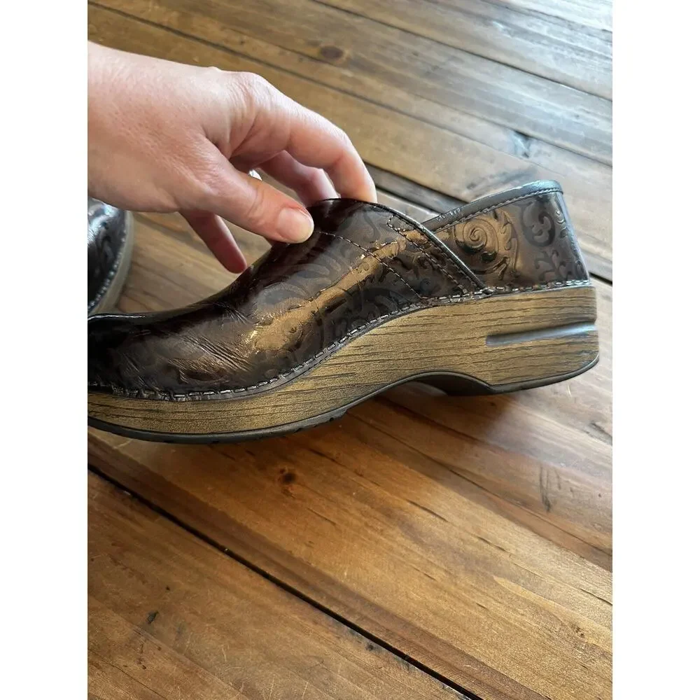 Dansko Embossed Tooled Clogs Slip On Shoes Women’s Size 39 US Size 8.5 Nurse